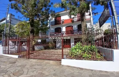 Casa triplex de 4 dormitórios, sala de estar, sala de jantar, 4 banheiros, close