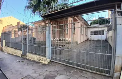 Casa comercial ampla possui 6 salas, 2 banheiros, (2) cozinhas, depósito, área d