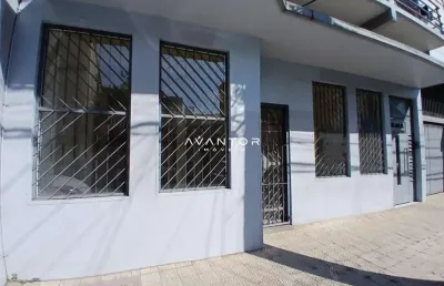 Loja-sala comercial ampla com 2 banheiros e garagem para 3 carros no centro de s