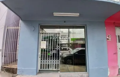 Loja/sala comercial ampla central composta por 6 salas e 3 banheiros.