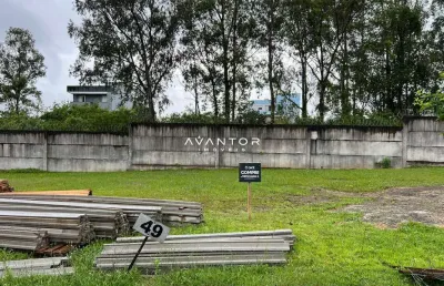 Excelente terreno localizado em condomínio alto padrão com camobi!!!