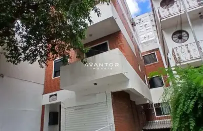 Sala comercial no centro de 76 m² com subsolo, banheiro e garagem.