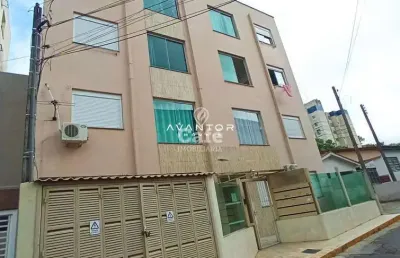 Apartamento central de 1 dormitório, sala de estar, banheiro social, cozinha e á