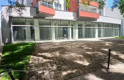 Ampla loja comercial de 543 m², possui 6 banheiros e estacionamento na avenida m