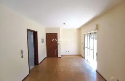 Apartamento de 2 dormitórios, sala de estar com sacada, banheiro e vaga.