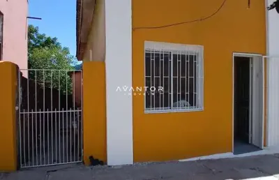 Casa de 2 dormitórios, sala de estar, banheiro social, cozinha e pátio.
