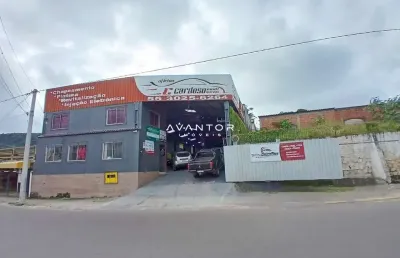 Ponto comercial de 700 m² composto por pavilhão, escritórios, banheiros, apartam
