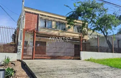 Sala comercial em camobi de 88 m² com banheiro e estacionamento.