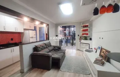Alugo apartamento mobiliado com churrasqueira e garagem coberta.