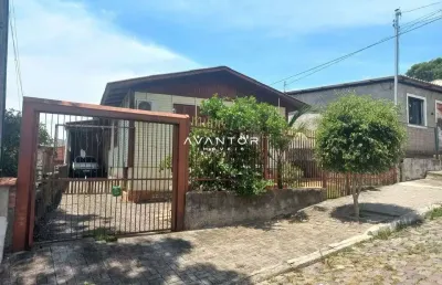 Casa de 3 dormitórios, sala de estar, banheiro social, cozinha, área de serviço,