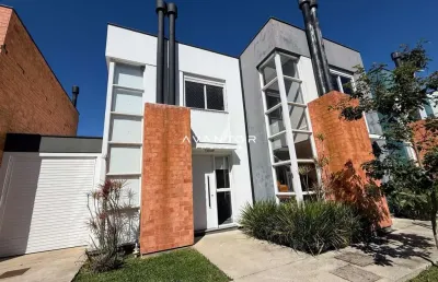 Casa em um belo condomínio fechado, e em ótima localização.