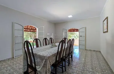Linda chácara com piscina – completa e muito bem localizada!