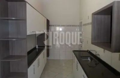 Casa à venda – 2 dormitórios | 2 vagas | portão eletrônico | ótima localização