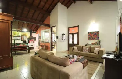 Linda casa em condomínio fechado – estilo colonial rústico!