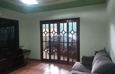 Casa à venda – cozinha americana | 2 dormitórios (1 com armários) | 2 vagas de garagem