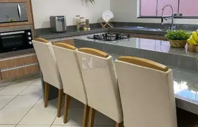 Casa à venda – 3 dormitórios (1 suíte) + área de lazer com piscina aquecida