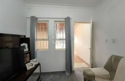 Casa bem localizada com edícula – ótima oportunidade para morar ou investir!
