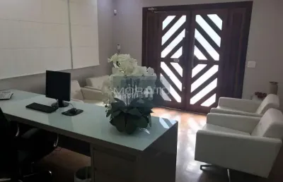 Casa com 12 salas comerciais, 2 vagas de garagem, no bairro castelo