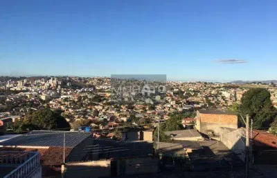 Casa com 3 quartos sendo 1 suíte com 8 vagas no bairro nossa senhora da glória.