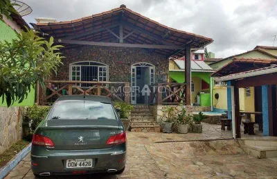 Casa com 3 quartos sendo 1 suíte e 6 vagas de garagem no bairro camargos.