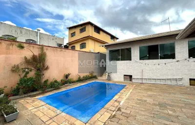 Belíssima casa em lote de 360m², com 3 quartos com suíte , closet, piscina e churrasqueira e loja em anexo