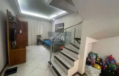 Casa geminada individual de 3 quartos, suíte e 2 vagas de garagem