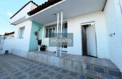 Excelente casa plana em lote de 360 m² com barracão nos fundos como segunda moradia.