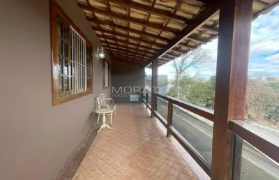 Casa com 4 quartos sendo 1 suíte com 4 vagas de garagem no bairro alípio de melo.