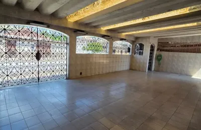 Casa ampla e arejada, com edicula pronta para morar.