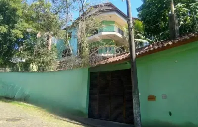 Casa sobreposta lindissima em meio a natureza no morro dos barbosas