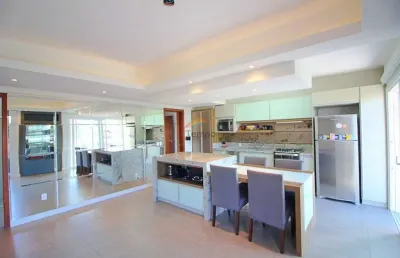 Bela casa semi mobiliada com 275m² construídos em ótima localização e com linda vista da cidade!