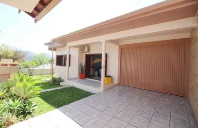 Bela casa plana com área construída de 325m², sendo 03 dormitórios, em hamburgo velho!