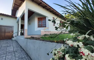 Casa com três dormitórios, sendo 1 suíte, no bairro ideal em novo hamburgo.