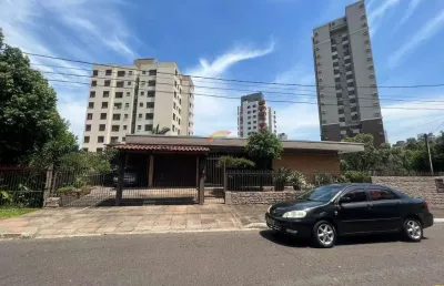 Casa com ótima localização, com 4 dormitórios sendo 1 suíte