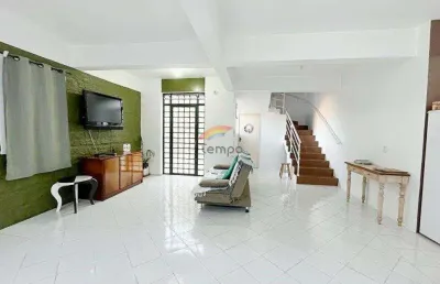 Sobrado com 138m² construídos, sendo 02 dormitórios, sala ampla 02 ambientes integrados a cozinha, novo hamburgo-rs.