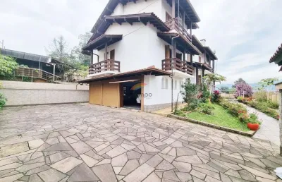 Linda casa mobiliada, com 526 metros quadrados, 5 quartos, sendo 1 suite, 4 banheiros