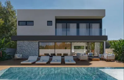 Casaem construção,  com localização privilegiada dentro do condomínio.