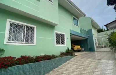 Excelente sobrado decorado com móveis planejados em condomínio.