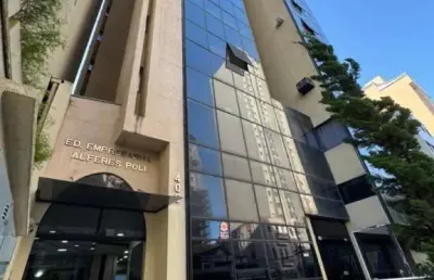 Ampla sala mobiliada com cozinha e dois banheiros!!!