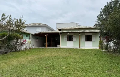 Casa de praia com 2 dormitórios e quintal amplo na praia da pinheira – palhoça/sc