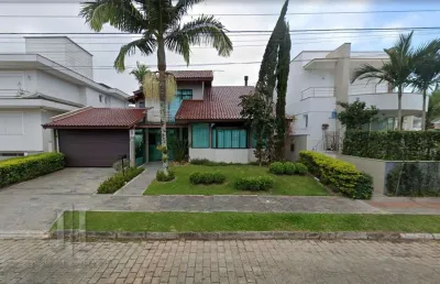Casa a venda com acessibilidade em jurerê internacional