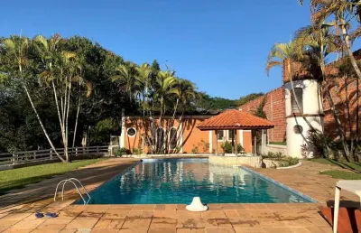 Sítio com 35.000m² na cidade de boituva, casa com 500m², lagos, piscina em alvenaria com espaço seco ( barzinho), espaço gourmet amplo e fechado o que favorece nos dias de inverno com churrasqueira e 