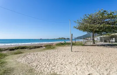 Alugo anual lindo studio em frente a praia da armação