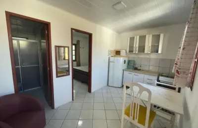 Lindo apartamento de 1 dormitório, mobiliado com garagem 1 quadra da praia