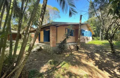 Residência com 3 dormitórios ( sendo 2 suítes ) em local tranquilo e arborizado