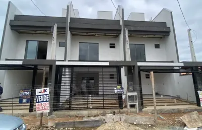 Sobrado triplex com 03 dormitórios, no bairro itacolomi - balneário piçarras - sc