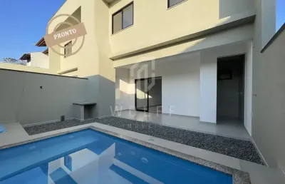 Sobrado com piscina, 3 dormitórios, 108 m², no bairro itacolomi - balneário piçarras - sc