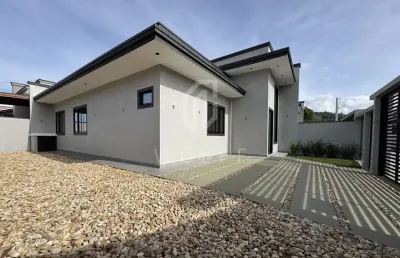 Casa de esquina com amplo espaço de terreno, 3 quartos, itajubá - barra velha - sc