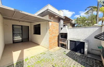 Casa geminada com 2 quartos, bairro itacolomi- balneário piçarras/sc.