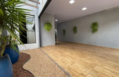 Casa 2 quartos, energia solar e ampla área externa à venda no jardim flamboyant